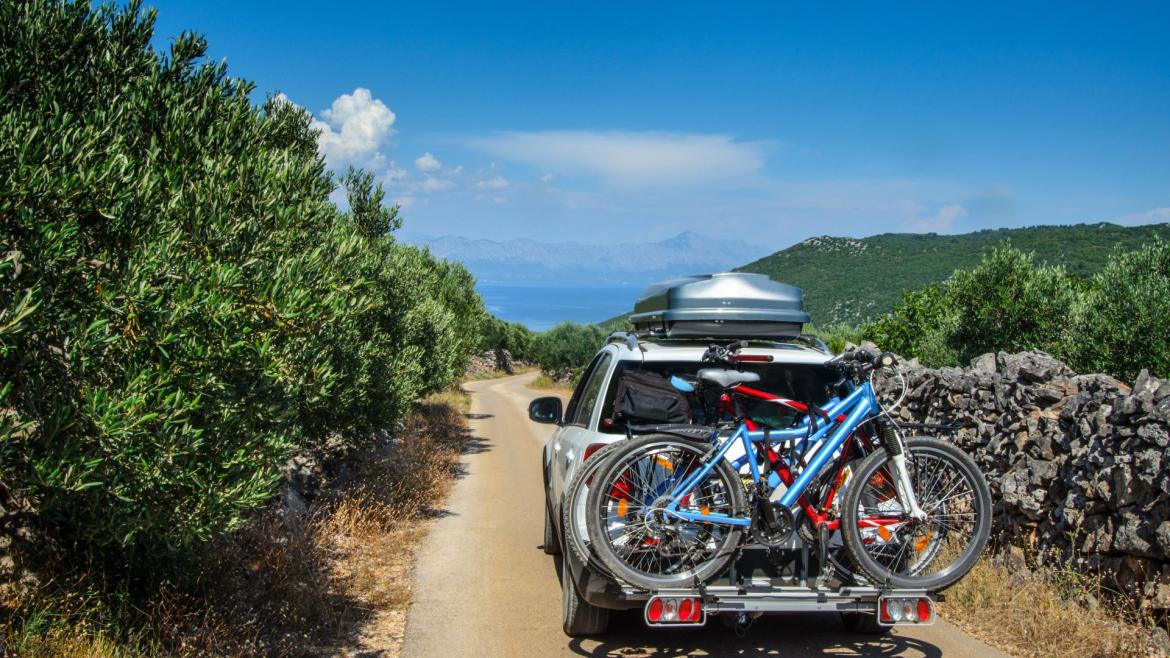 macchina con bicicletta