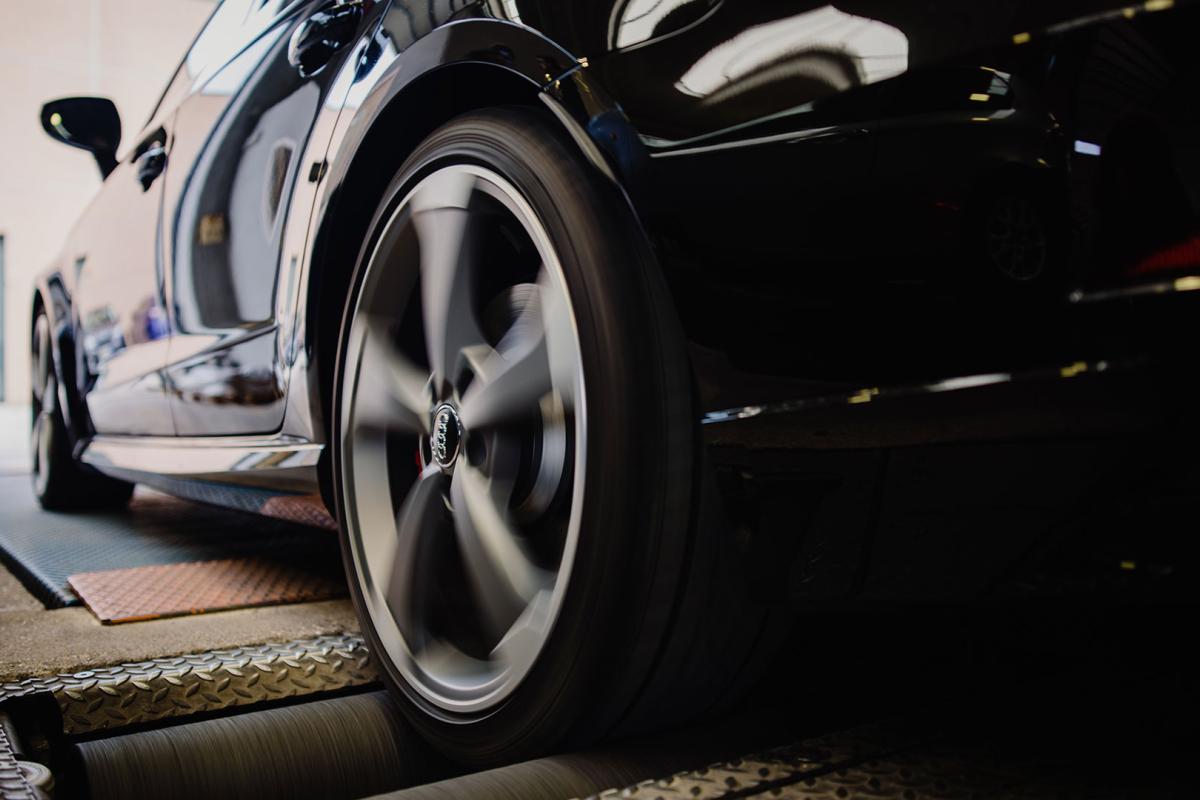 Automobile che viene revisionata