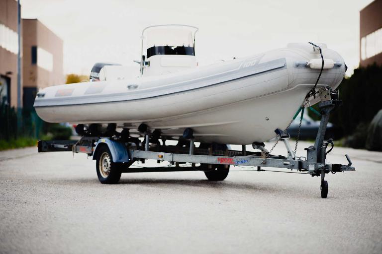 Barca su carrello rimorchio Centro revisioni Trieste