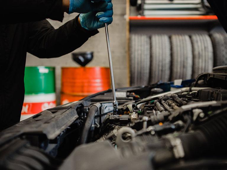 Meccanico che esegue una riparazione su un veicolo