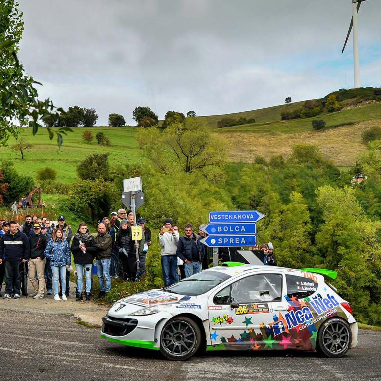 Macchina da Corsa su percorso cnn pubblico CR Rally Team