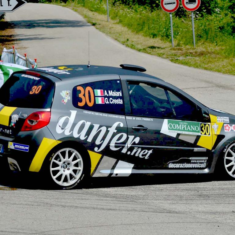 Macchina da Corsa su percorso in curva CR Rally Team