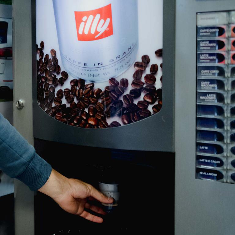 Distributore di caffè in sala d'aspetto centro revisioni