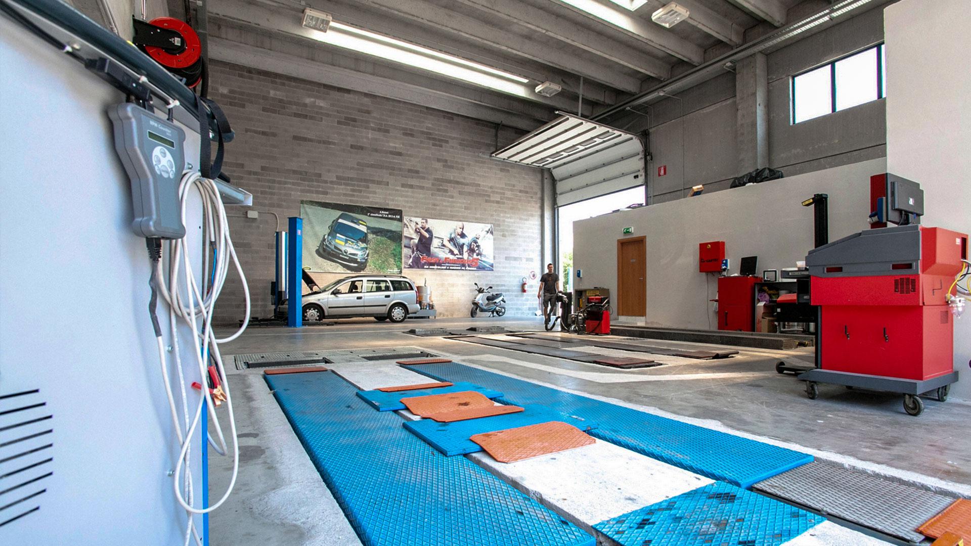 Panoramica dell'officina di centro revisioni